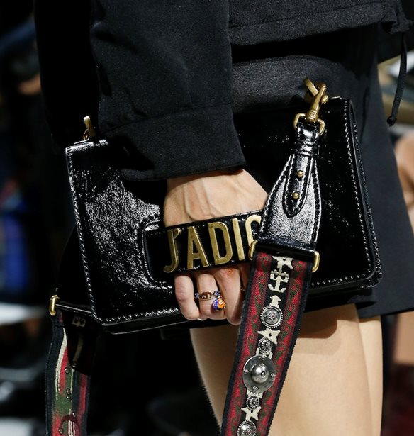 Εβδομάδα Μόδας του Παρισιού: Οι ωραιότερες λεπτομέρειες που είδαμε στα catwalks