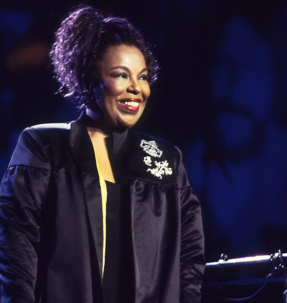 Roberta Flack | &#x388;&#x3C6;&#x3C5;&#x3B3;&#x3B5; &#x3B1;&#x3C0;&#x3CC; &#x3C4;&#x3B7; &#x3B6;&#x3C9;&#x3AE; &#x3B7; &#x3B5;&#x3C1;&#x3BC;&#x3B7;&#x3BD;&#x3B5;&#x3CD;&#x3C4;&#x3C1;&#x3B9;&#x3B1; &#x3C4;&#x3BF;&#x3C5; &quot;Killing Me Softly&quot;