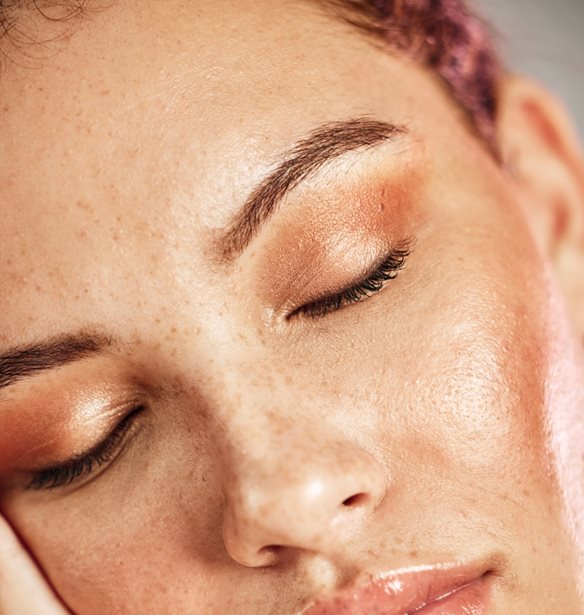 Glow Up | Όλα τα tips για αψεγάδιαστο δέρμα από την κορυφή ως τα νύχια και λεία λαμπερά μαλλιά