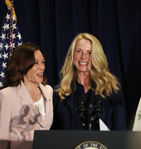 Laurene Powell Jobs: &#x397; &#x3C7;&#x3AE;&#x3C1;&#x3B1; &#x3C4;&#x3BF;&#x3C5; Steve Jobs &#x3B2;&#x3B3;&#x3B1;&#x3AF;&#x3BD;&#x3B5;&#x3B9; &#x3B1;&#x3C0;&#x3CC; &#x3C4;&#x3B7; &#x3C3;&#x3BA;&#x3B9;&#x3AC; &#x3BA;&#x3B1;&#x3B9; &#x3C4;&#x3B7; &#x3C3;&#x3B9;&#x3C9;&#x3C0;&#x3AE; &#x3B3;&#x3B9;&#x3B1; &#x3BD;&#x3B1; &#x3C5;&#x3C0;&#x3BF;&#x3C3;&#x3C4;&#x3B7;&#x3C1;&#x3AF;&#x3BE;&#x3B5;&#x3B9; &#x3C4;&#x3B7;&#x3BD; Kamala Harris