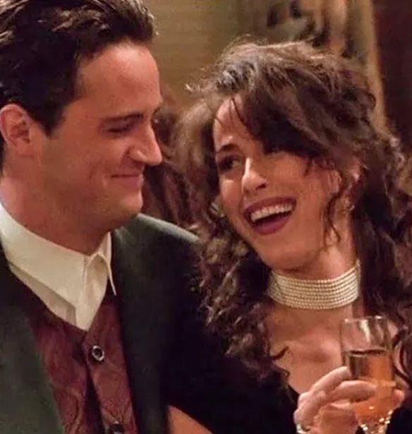 Matthew Perry | &#x397; &#x3C4;&#x3B7;&#x3BB;&#x3B5;&#x3BF;&#x3C0;&#x3C4;&#x3B9;&#x3BA;&#x3AE; Janice &#x3B1;&#x3C0;&#x3BF;&#x3C7;&#x3B1;&#x3B9;&#x3C1;&#x3B5;&#x3C4;&#x3AC; &#x3B4;&#x3B7;&#x3BC;&#x3CC;&#x3C3;&#x3B9;&#x3B1; &#x3C4;&#x3BF;&#x3BD; &#x3B1;&#x3B3;&#x3B1;&#x3C0;&#x3B7;&#x3BC;&#x3AD;&#x3BD;&#x3BF; &#x3C4;&#x3B7;&#x3C2; Chandler &#x3BC;&#x3B5; &#x3AD;&#x3BD;&#x3B1; &#x3C4;&#x3C1;&#x3C5;&#x3C6;&#x3B5;&#x3C1;&#x3CC; &#x3BC;&#x3AE;&#x3BD;&#x3C5;&#x3BC;&#x3B1;