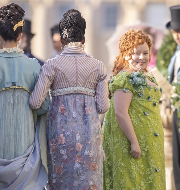 Bridgerton: &quot;&#x3B7; 3&#x3B7; &#x3C3;&#x3B5;&#x3B6;&#x3CC;&#x3BD; &#x3B1;&#x3BD;&#x3B1;&#x3BC;&#x3AD;&#x3BD;&#x3B5;&#x3C4;&#x3B1;&#x3B9; &#x3B1;&#x3BA;&#x3CC;&#x3BC;&#x3B1; &#x3C0;&#x3B9;&#x3BF; &#x3BA;&#x3B1;&#x3C5;&#x3C4;&#x3AE;&quot; &#x3B1;&#x3C0;&#x3BF;&#x3BA;&#x3B1;&#x3BB;&#x3CD;&#x3C0;&#x3C4;&#x3B5;&#x3B9; &#x3B7; Simone Ashley