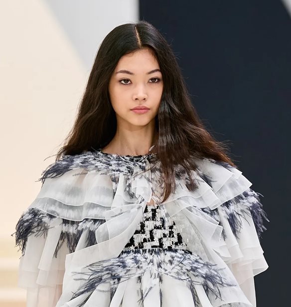 Haute Couture Week trends | T&#x3BF; &#x3C6;&#x3C5;&#x3C3;&#x3B9;&#x3BA;&#x3CC; (&#x3AD;&#x3C9;&#x3C2; &#x3B1;&#x3BD;&#x3CD;&#x3C0;&#x3B1;&#x3C1;&#x3BA;&#x3C4;&#x3BF;) &#x3BC;&#x3B1;&#x3BA;&#x3B9;&#x3B3;&#x3B9;&#x3AC;&#x3B6; &#x3B5;&#x3AF;&#x3BD;&#x3B1;&#x3B9; &#x3C0;&#x3B9;&#x3BF; hot &#x3B1;&#x3C0;&#x3CC; &#x3C0;&#x3BF;&#x3C4;&#x3AD;