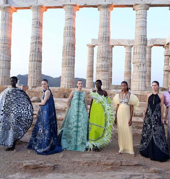 &#x39F;&#x3B9; Ancient Greek Sandals &#x3B5;&#x3BD;&#x3CE;&#x3BD;&#x3BF;&#x3C5;&#x3BD; &#x3BE;&#x3B1;&#x3BD;&#x3AC; &#x3C4;&#x3B9;&#x3C2; &#x3B4;&#x3C5;&#x3BD;&#x3AC;&#x3BC;&#x3B5;&#x3B9;&#x3C2; &#x3C4;&#x3BF;&#x3C5;&#x3C2; &#x3BC;&#x3B5; &#x3C4;&#x3B7; Mary Katrantzou