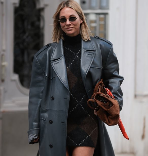 Η δερμάτινη καμπαρντίνα από τη Mango που είναι ιδανική γι' αυτή τη μεταβατική εποχή