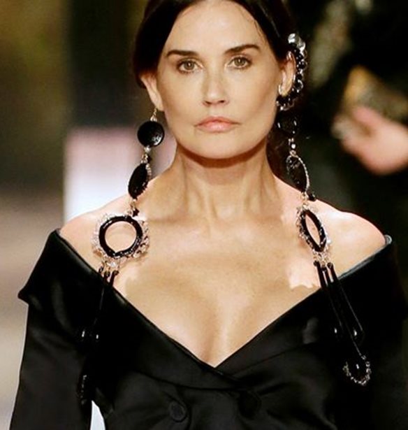 H Demi Moore &#x3C0;&#x3B5;&#x3C1;&#x3C0;&#x3AC;&#x3C4;&#x3B7;&#x3C3;&#x3B5; &#x3C3;&#x3C4;&#x3BF; catwalk &#x3C4;&#x3BF;&#x3C5; &#x3BF;&#x3AF;&#x3BA;&#x3BF;&#x3C5; Fendi | &#x3A4;&#x3BF; beauty look &#x3C4;&#x3B7;&#x3C2; 58&#x3C7;&#x3C1;&#x3BF;&#x3BD;&#x3B7;&#x3C2; &#x3B7;&#x3B8;&#x3BF;&#x3C0;&#x3BF;&#x3B9;&#x3BF;&#x3CD;