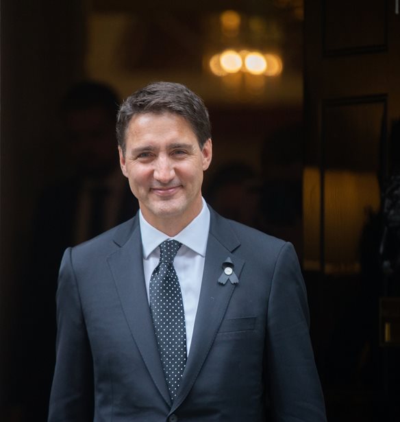 Justin Trudeau | &#x39F; &#x3A0;&#x3C1;&#x3C9;&#x3B8;&#x3C5;&#x3C0;&#x3BF;&#x3C5;&#x3C1;&#x3B3;&#x3CC;&#x3C2; &#x3C4;&#x3BF;&#x3C5; &#x39A;&#x3B1;&#x3BD;&#x3B1;&#x3B4;&#x3AC; &#x3B5;&#x3AF;&#x3B4;&#x3B5; &#x3C4;&#x3B7;&#x3BD; &#x3C4;&#x3B1;&#x3B9;&#x3BD;&#x3AF;&#x3B1; &quot;Barbie&quot; &#x3BC;&#x3B5; &#x3C4;&#x3BF; &#x3BA;&#x3B1;&#x3C4;&#x3AC;&#x3BB;&#x3BB;&#x3B7;&#x3BB;&#x3BF; outfit