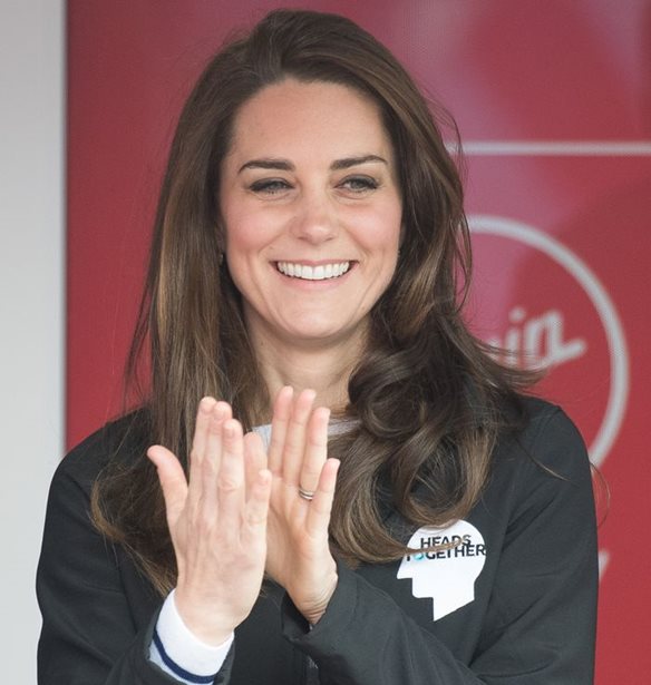 H Kate Middleton &#x3B1;&#x3B3;&#x3B1;&#x3C0;&#x3AC; &#x3C4;&#x3B1; &#x3BB;&#x3B5;&#x3C5;&#x3BA;&#x3AC; sneakers &#x3CC;&#x3C3;&#x3BF; &#x3BA;&#x3B9; &#x3B5;&#x3C3;&#x3CD;