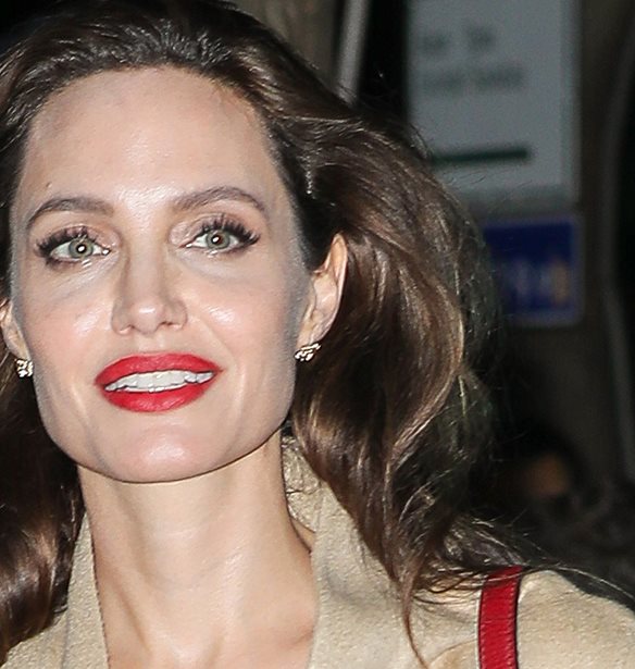 Angelina Jolie: &#x39C;&#x3B5; &#x3C5;&#x3C0;&#x3AD;&#x3C1;&#x3BF;&#x3C7;&#x3B7; &#x3B5;&#x3BC;&#x3C6;&#x3AC;&#x3BD;&#x3B9;&#x3C3;&#x3B7; &#x3C3;&#x3C4;&#x3B7; &#x39D;&#x3AD;&#x3B1; &#x3A5;&#x3CC;&#x3C1;&#x3BA;&#x3B7;