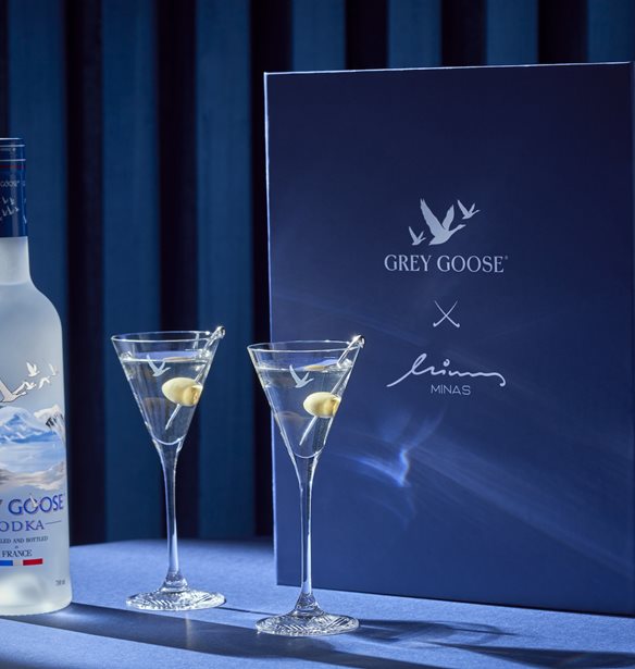 Grey Goose x Minas | &#x397; &#x3C3;&#x3C5;&#x3BD;&#x3B5;&#x3C1;&#x3B3;&#x3B1;&#x3C3;&#x3AF;&#x3B1; &#x3C0;&#x3BF;&#x3C5; &#x3B1;&#x3BD;&#x3B1;&#x3B2;&#x3B1;&#x3B8;&#x3BC;&#x3AF;&#x3B6;&#x3B5;&#x3B9; &#x3C4;&#x3B7;&#x3BD; &#x3B5;&#x3BC;&#x3C0;&#x3B5;&#x3B9;&#x3C1;&#x3AF;&#x3B1; &#x3B5;&#x3BD;&#x3CC;&#x3C2; Vodka Martini Cocktail