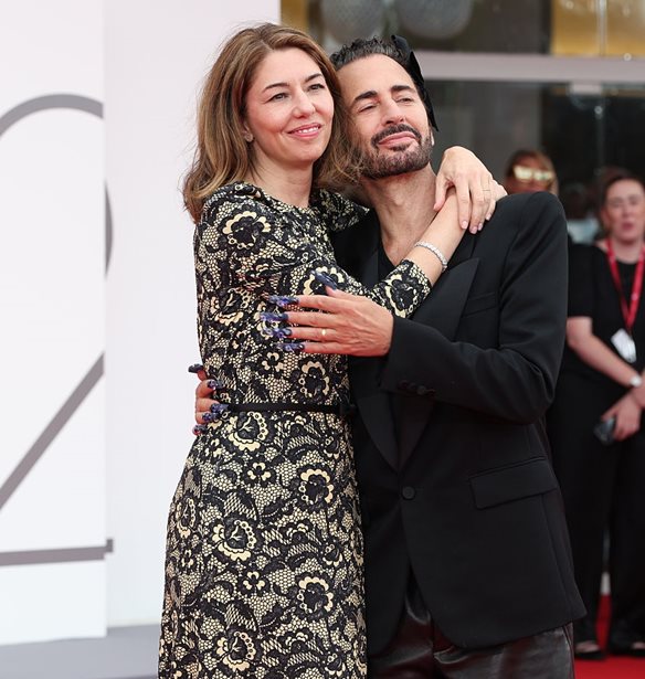 Sofia Coppola &amp; &#x39C;arc Jacobs | &#x3A3;&#x3C6;&#x3C1;&#x3B1;&#x3B3;&#x3AF;&#x3B6;&#x3BF;&#x3C5;&#x3BD; &#x3C4;&#x3B7; &#x3C6;&#x3B9;&#x3BB;&#x3AF;&#x3B1; &#x3C4;&#x3BF;&#x3C5;&#x3C2; &#x3C3;&#x3C4;&#x3BF; &#x3BA;&#x3CC;&#x3BA;&#x3BA;&#x3B9;&#x3BD;&#x3BF; &#x3C7;&#x3B1;&#x3BB;&#x3AF; &#x3C4;&#x3B7;&#x3C2; &#x3C4;&#x3B1;&#x3B9;&#x3BD;&#x3AF;&#x3B1;&#x3C2; &quot;Marc by Sofia&quot; &#x3C3;&#x3C4;&#x3B7; &#x392;&#x3B5;&#x3BD;&#x3B5;&#x3C4;&#x3AF;&#x3B1;