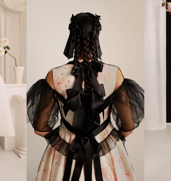 Simone Rocha x H&amp;M: &#x3A4;&#x3B9; &#x3C0;&#x3B5;&#x3C1;&#x3B9;&#x3BB;&#x3B1;&#x3BC;&#x3B2;&#x3AC;&#x3BD;&#x3B5;&#x3B9; &#x3B7; &#x3C5;&#x3C0;&#x3AD;&#x3C1;&#x3BF;&#x3C7;&#x3B7; &#x3C3;&#x3C5;&#x3BB;&#x3BB;&#x3BF;&#x3B3;&#x3AE;