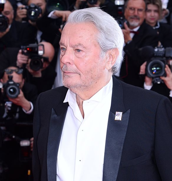 &#x38C;&#x3C4;&#x3B1;&#x3BD; &#x3BF; Alain Delon &#x3C4;&#x3B1;&#x3BE;&#x3AF;&#x3B4;&#x3B5;&#x3C8;&#x3B5; &#x3C3;&#x3C4;&#x3B7;&#x3BD; &#x395;&#x3BB;&#x3BB;&#x3AC;&#x3B4;&#x3B1; &#x3B3;&#x3B9;&#x3B1; &#x3BD;&#x3B1; &#x3C0;&#x3B1;&#x3C1;&#x3B1;&#x3BA;&#x3BF;&#x3BB;&#x3BF;&#x3C5;&#x3B8;&#x3AE;&#x3C3;&#x3B5;&#x3B9; &#x3C0;&#x3B1;&#x3C1;&#x3AC;&#x3C3;&#x3C4;&#x3B1;&#x3C3;&#x3B7; &#x3C3;&#x3C4;&#x3B7;&#x3BD; &#x395;&#x3C0;&#x3AF;&#x3B4;&#x3B1;&#x3C5;&#x3C1;&#x3BF;
