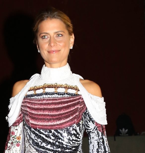 Η Τατιάνα Μπλάτνικ με το παντελόνι που δεν λείπει από τις γκαρνταρόμπες των πιο κομψών γυναικών του πλανήτη