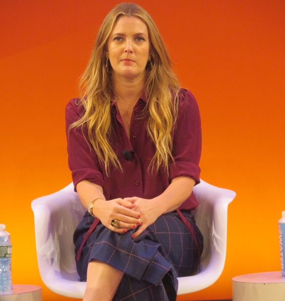 Drew Barrymore | &#x393;&#x3B9;&#x3B1;&#x3C4;&#x3AF; &#x3B4;&#x3B5;&#x3BD; &#x3B8;&#x3AD;&#x3BB;&#x3B5;&#x3B9; &#x3BD;&#x3B1; &#x3B5;&#x3C0;&#x3B9;&#x3C3;&#x3C4;&#x3C1;&#x3AD;&#x3C8;&#x3B5;&#x3B9; &#x3C3;&#x3C4;&#x3B7;&#x3BD; &#x3C5;&#x3C0;&#x3BF;&#x3BA;&#x3C1;&#x3B9;&#x3C4;&#x3B9;&#x3BA;&#x3AE;