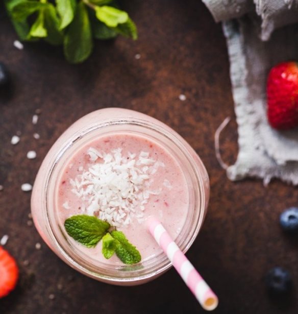 Πρωινό smoothie με φράουλες και γάλα καρύδας για να ξυπνήσεις τον μεταβολισμό σου