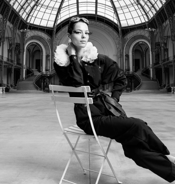 &#x397; Nigina Sharipova &#x3C0;&#x3C1;&#x3C9;&#x3C4;&#x3B1;&#x3B3;&#x3C9;&#x3BD;&#x3B9;&#x3C3;&#x3C4;&#x3B5;&#x3AF; &#x3C3;&#x3C4;&#x3BF; teaser &#x3C4;&#x3BF;&#x3C5; &#x3BF;&#x3AF;&#x3BA;&#x3BF;&#x3C5; Chanel &#x3B3;&#x3B9;&#x3B1; &#x3C4;&#x3B7;&#x3BD; SS25 &#x3C3;&#x3C5;&#x3BB;&#x3BB;&#x3BF;&#x3B3;&#x3AE;