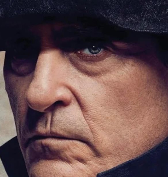 Napoleon | &#x39F; Joaquin Phoenix &#x3BC;&#x3B5;&#x3C4;&#x3B1;&#x3BC;&#x3BF;&#x3C1;&#x3C6;&#x3CE;&#x3BD;&#x3B5;&#x3C4;&#x3B1;&#x3B9; &#x3C3;&#x3B5; &#x39D;&#x3B1;&#x3C0;&#x3BF;&#x3BB;&#x3AD;&#x3BF;&#x3BD;&#x3C4;&#x3B1; &#x3C3;&#x3C4;&#x3BF; &#x3C0;&#x3C1;&#x3CE;&#x3C4;&#x3BF; &#x3C4;&#x3C1;&#x3AD;&#x3B9;&#x3BB;&#x3B5;&#x3C1; &#x3C4;&#x3B7;&#x3C2; &#x3C0;&#x3BF;&#x3BB;&#x3C5;&#x3B1;&#x3BD;&#x3B1;&#x3BC;&#x3B5;&#x3BD;&#x3CC;&#x3BC;&#x3B5;&#x3BD;&#x3B7;&#x3C2; &#x3C4;&#x3B1;&#x3B9;&#x3BD;&#x3AF;&#x3B1;&#x3C2;