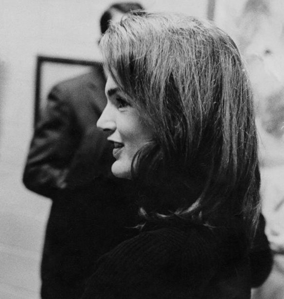H Jackie Kennedy &#x3B8;&#x3B1; &#x3BC;&#x3C0;&#x3BF;&#x3C1;&#x3BF;&#x3CD;&#x3C3;&#x3B5; &#x3BD;&#x3B1; &#x3C6;&#x3BF;&#x3C1;&#x3AC;&#x3B5;&#x3B9; &#x3C3;&#x3B7;&#x3BC;&#x3B5;&#x3C1;&#x3B9;&#x3BD;&#x3AC; Gucci