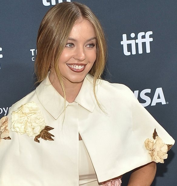 Sydney Sweeney | &#x39C;&#x3B5; goth makeup look &#x3C3;&#x3C4;&#x3BF; &#x3BA;&#x3CC;&#x3BA;&#x3BA;&#x3B9;&#x3BD;&#x3BF; &#x3C7;&#x3B1;&#x3BB;&#x3AF; &#x3C4;&#x3BF;&#x3C5; &#x394;&#x3B9;&#x3B5;&#x3B8;&#x3BD;&#x3BF;&#x3CD;&#x3C2; &#x3A6;&#x3B5;&#x3C3;&#x3C4;&#x3B9;&#x3B2;&#x3AC;&#x3BB; &#x39A;&#x3B9;&#x3BD;&#x3B7;&#x3BC;&#x3B1;&#x3C4;&#x3BF;&#x3B3;&#x3C1;&#x3AC;&#x3C6;&#x3BF;&#x3C5; &#x3C4;&#x3BF;&#x3C5; &#x3A4;&#x3BF;&#x3C1;&#x3CC;&#x3BD;&#x3C4;&#x3BF;