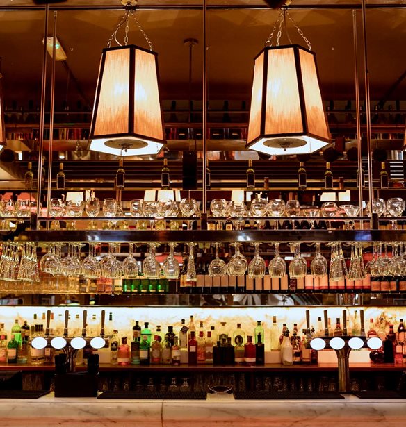 &#x3A4;&#x3BF; &#x3BC;&#x3B9;&#x3BA;&#x3C1;&#x3CC;&#x3C4;&#x3B5;&#x3C1;&#x3BF; whisky bar &#x3C3;&#x3C4;&#x3BF;&#x3BD; &#x3BA;&#x3CC;&#x3C3;&#x3BC;&#x3BF;