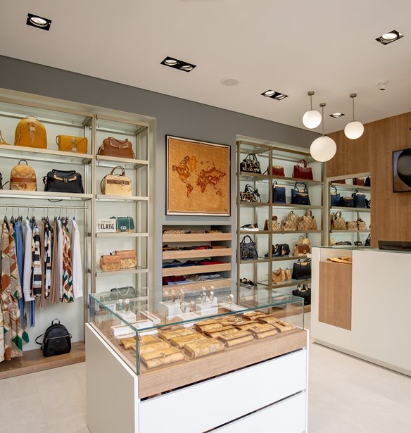 &#x397; &#x3C0;&#x3C1;&#x3CE;&#x3C4;&#x3B7; flagship Alviero Martini 1a Classe boutique &#x3AD;&#x3BA;&#x3B1;&#x3BD;&#x3B5; &#x3B5;&#x3B3;&#x3BA;&#x3B1;&#x3AF;&#x3BD;&#x3B9;&#x3B1; &#x3C3;&#x3C4;&#x3B7;&#x3BD; &#x391;&#x3B8;&#x3AE;&#x3BD;&#x3B1;