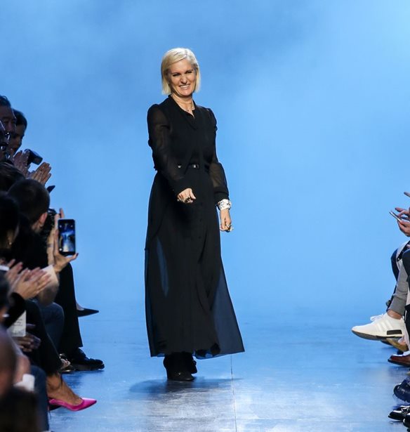 Maria Grazia Chiuri: &quot;&#x3A4;&#x3BF; &#x3BC;&#x3AD;&#x3BB;&#x3BB;&#x3BF;&#x3BD; &#x3B2;&#x3C1;&#x3AF;&#x3C3;&#x3BA;&#x3B5;&#x3C4;&#x3B1;&#x3B9; &#x3C3;&#x3C4;&#x3B9;&#x3C2; &#x3B3;&#x3C5;&#x3BD;&#x3B1;&#x3AF;&#x3BA;&#x3B5;&#x3C2; &#x3C0;&#x3BF;&#x3C5; &#x3C3;&#x3C4;&#x3B7;&#x3C1;&#x3AF;&#x3B6;&#x3BF;&#x3C5;&#x3BD; &#x3B7; &#x3BC;&#x3AF;&#x3B1; &#x3C4;&#x3B7;&#x3BD; &#x3AC;&#x3BB;&#x3BB;&#x3B7;&quot;