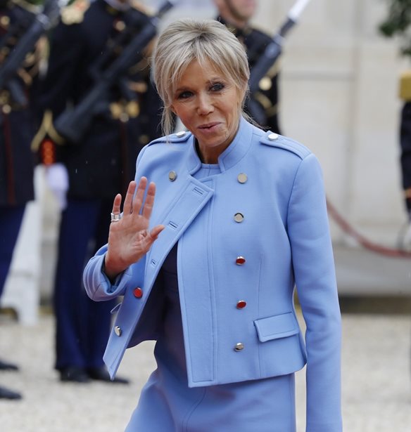 First Lady: &#x3A4;&#x3B1; &#x3C3;&#x3B7;&#x3BC;&#x3B5;&#x3AF;&#x3B1;-&#x3BA;&#x3BB;&#x3B5;&#x3B9;&#x3B4;&#x3B9;&#x3AC; &#x3C4;&#x3BF;&#x3C5; &#x3BC;&#x3BF;&#x3BD;&#x3B1;&#x3B4;&#x3B9;&#x3BA;&#x3BF;&#x3CD; &#x3C3;&#x3C4;&#x3C5;&#x3BB; &#x3C4;&#x3B7;&#x3C2; Brigitte Macron