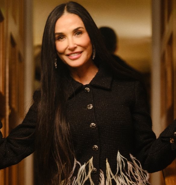 Demi Moore | &#x39C;&#x3B5; &#x3B4;&#x3C1;&#x3B1;&#x3BC;&#x3B1;&#x3C4;&#x3B9;&#x3BA;&#x3AE; feathered &#x3B4;&#x3B7;&#x3BC;&#x3B9;&#x3BF;&#x3C5;&#x3C1;&#x3B3;&#x3AF;&#x3B1; &#x3C3;&#x3C4;&#x3BF; 25&#x3BF; Pre-BAFTA Dinner &#x3C4;&#x3BF;&#x3C5; Charles Finch &#x3BA;&#x3B1;&#x3B9; &#x3C4;&#x3B7;&#x3C2; Chanel