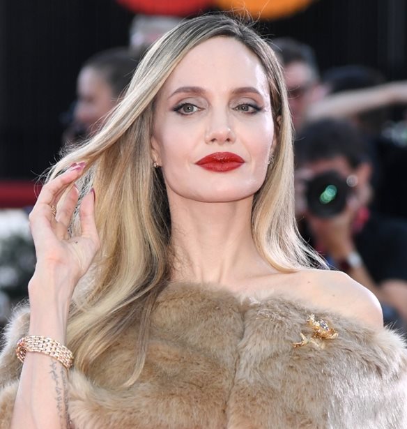 Angelina Jolie | &#x3A4;&#x3BF; &#x3BA;&#x3C1;&#x3C5;&#x3C6;&#x3CC; &#x3BC;&#x3AE;&#x3BD;&#x3C5;&#x3BC;&#x3B1; &#x3C0;&#x3AF;&#x3C3;&#x3C9; &#x3B1;&#x3C0;&#x3CC; &#x3C4;&#x3B1; matching tattoos &#x3C0;&#x3BF;&#x3C5; &#x3AD;&#x3C7;&#x3B5;&#x3B9; &#x3BC;&#x3B5; &#x3C4;&#x3B1; &#x3C0;&#x3B1;&#x3B9;&#x3B4;&#x3B9;&#x3AC; &#x3C4;&#x3B7;&#x3C2;