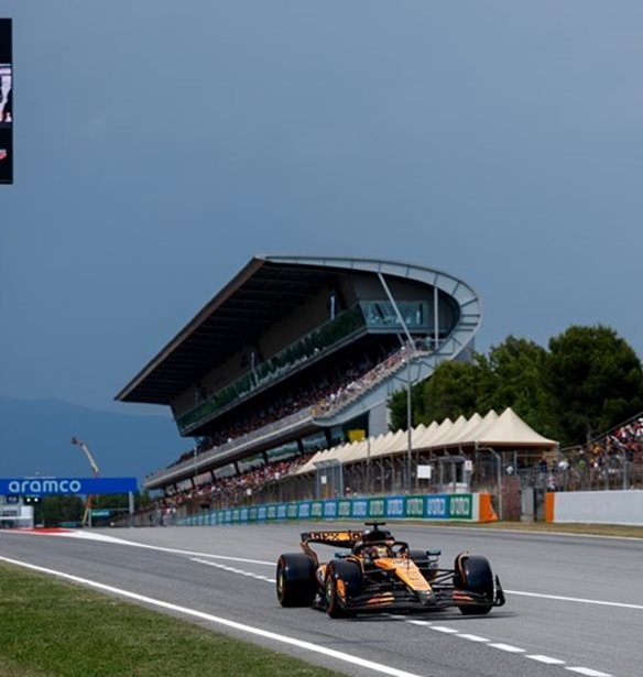 &#x3A0;&#x3AE;&#x3B3;&#x3B1;&#x3BC;&#x3B5; &#x3C3;&#x3C4;&#x3B7; &#x392;&#x3B1;&#x3C1;&#x3BA;&#x3B5;&#x3BB;&#x3CE;&#x3BD;&#x3B7; &#x3BA;&#x3B1;&#x3B9; &#x3B5;&#x3AF;&#x3B4;&#x3B1;&#x3BC;&#x3B5; F1 &#x3B1;&#x3C0;&#x3CC; &#x3C4;&#x3BF; paddock &#x3C4;&#x3B7;&#x3C2; McLaren