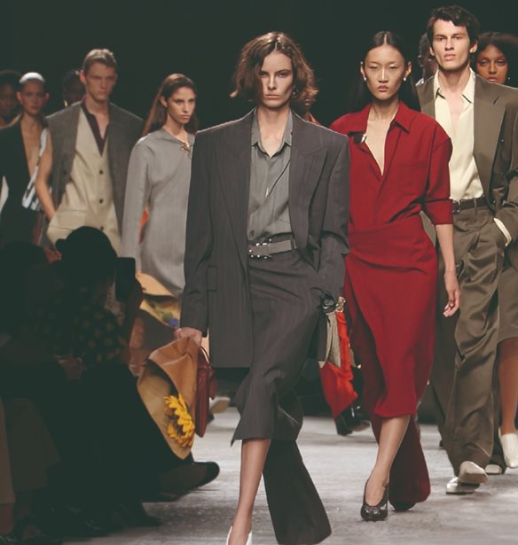 MFW | &#x3A4;&#x3BF; &#x3BC;&#x3BF;&#x3BD;&#x3C4;&#x3AD;&#x3C1;&#x3BD;&#x3BF; power dressing &#x3C4;&#x3B7;&#x3C2; Bottega Veneta &#x3C3;&#x3C4;&#x3B7; SS25 &#x3C3;&#x3C5;&#x3BB;&#x3BB;&#x3BF;&#x3B3;&#x3AE; &#x3B5;&#x3AF;&#x3C7;&#x3B5; &#x3BC;&#x3AF;&#x3B1; &#x3B4;&#x3CC;&#x3C3;&#x3B7; &#x3C0;&#x3B1;&#x3B9;&#x3B4;&#x3B9;&#x3BA;&#x3CC;&#x3C4;&#x3B7;&#x3C4;&#x3B1;&#x3C2;