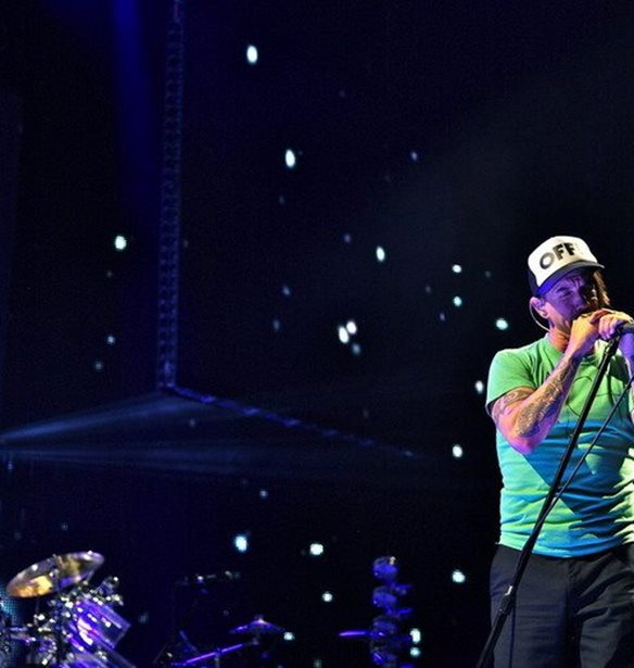 &#x39F;&#x3B9; Red Hot Chili Peppers &#x3AD;&#x3BA;&#x3B1;&#x3BD;&#x3B1;&#x3BD; &#x3C4;&#x3B7;&#x3BD; &#x3BA;&#x3B1;&#x3BB;&#x3CD;&#x3C4;&#x3B5;&#x3C1;&#x3B7; &#x3AD;&#x3BA;&#x3C0;&#x3BB;&#x3B7;&#x3BE;&#x3B7; &#x3C3;&#x3B5; &#x3BC;&#x3B1;&#x3B8;&#x3B7;&#x3C4;&#x3AD;&#x3C2; &#x3B3;&#x3B9;&#x3B1; &#x3C4;&#x3BF; Halloween