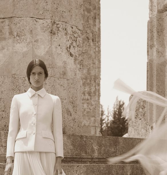 Maria Grazia Chiuri | &#x394;&#x3B7;&#x3BC;&#x3BF;&#x3C3;&#x3AF;&#x3B5;&#x3C5;&#x3C3;&#x3B5; backstage &#x3C3;&#x3C4;&#x3B9;&#x3B3;&#x3BC;&#x3B9;&#x3CC;&#x3C4;&#x3C5;&#x3C0;&#x3B1; &#x3B1;&#x3C0;&#x3CC; &#x3C4;&#x3B7; &#x3C6;&#x3C9;&#x3C4;&#x3BF;&#x3B3;&#x3C1;&#x3AC;&#x3C6;&#x3B9;&#x3C3;&#x3B7; &#x3C4;&#x3B7;&#x3C2; &#x3BA;&#x3B1;&#x3BC;&#x3C0;&#x3AC;&#x3BD;&#x3B9;&#x3B1;&#x3C2; &#x3C4;&#x3BF;&#x3C5; &#x3BF;&#x3AF;&#x3BA;&#x3BF;&#x3C5; Dior &#x3C3;&#x3C4;&#x3B7;&#x3BD; &#x395;&#x3BB;&#x3BB;&#x3AC;&#x3B4;&#x3B1;