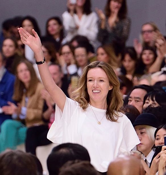 &#x397; &#x3C0;&#x3C1;&#x3CE;&#x3C4;&#x3B7; &#x3BA;&#x3B1;&#x3BC;&#x3C0;&#x3AC;&#x3BD;&#x3B9;&#x3B1; &#x3C4;&#x3B7;&#x3C2; Clare Waight Keller &#x3B3;&#x3B9;&#x3B1; &#x3C4;&#x3BF;&#x3BD; &#x3BF;&#x3AF;&#x3BA;&#x3BF; Givenchy &#x3B5;&#x3AF;&#x3BD;&#x3B1;&#x3B9; &#x3B5;&#x3B4;&#x3CE;