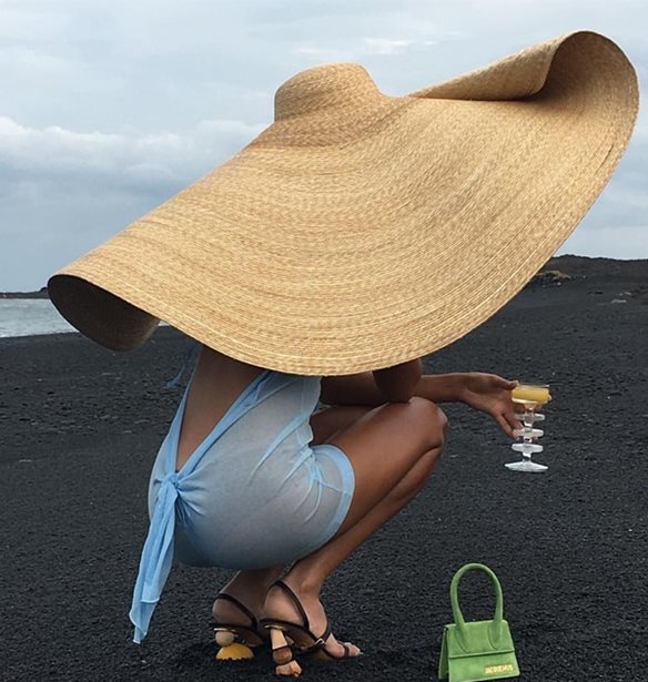 Οι μικροσκοπικές τσάντες είναι η πιο hot τάση της σεζόν