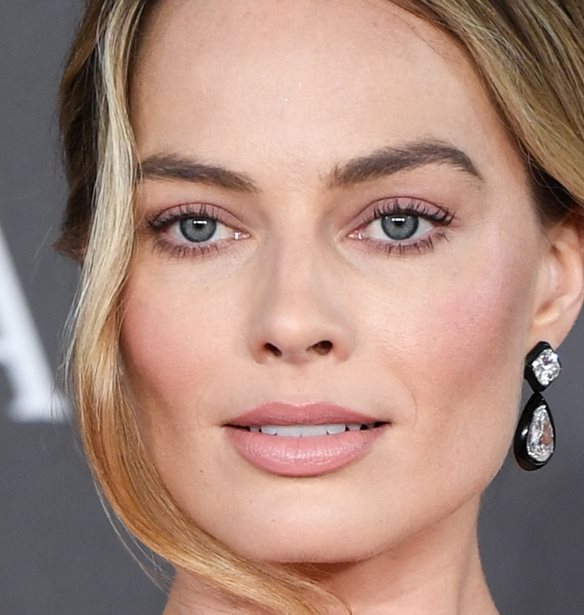 Margot Robbie | &#x393;&#x3AD;&#x3BD;&#x3BD;&#x3B7;&#x3C3;&#x3B5; &#x3C4;&#x3BF; &#x3C0;&#x3C1;&#x3CE;&#x3C4;&#x3BF; &#x3C4;&#x3B7;&#x3C2; &#x3C0;&#x3B1;&#x3B9;&#x3B4;&#x3AF; &#x3BC;&#x3B5; &#x3C4;&#x3BF;&#x3BD; Tom Ackerly
