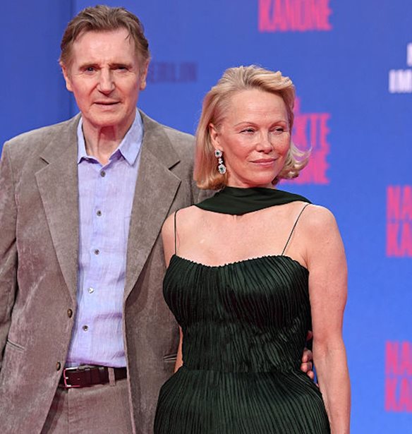 Pamela Anderson &amp; Liam Neeson | &#x395;&#x3AF;&#x3BD;&#x3B1;&#x3B9; &#x3C4;&#x3BF; &#x3B1;&#x3BD;&#x3B1;&#x3C0;&#x3AC;&#x3BD;&#x3C4;&#x3B5;&#x3C7;&#x3BF; &#x3B4;&#x3B9;&#x3AC;&#x3C3;&#x3B7;&#x3BC;&#x3BF; &#x3B6;&#x3B5;&#x3C5;&#x3B3;&#x3AC;&#x3C1;&#x3B9; &#x3C4;&#x3BF;&#x3C5; &#x3BA;&#x3B1;&#x3BB;&#x3BF;&#x3BA;&#x3B1;&#x3B9;&#x3C1;&#x3B9;&#x3BF;&#x3CD;;