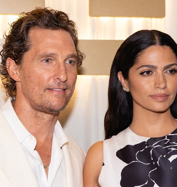 &#x39F; Matthew McConaughey &#x3C3;&#x3B5; &#x3BC;&#x3AF;&#x3B1; &#x3C3;&#x3C0;&#x3AC;&#x3BD;&#x3B9;&#x3B1; &#x3B5;&#x3BC;&#x3C6;&#x3AC;&#x3BD;&#x3B9;&#x3C3;&#x3B7; &#x3BC;&#x3B5; &#x3C4;&#x3B7; &#x3C3;&#x3CD;&#x3B6;&#x3C5;&#x3B3;&#x3CC; &#x3C4;&#x3BF;&#x3C5; &#x3BA;&#x3B1;&#x3B9; &#x3C4;&#x3B1; &#x3C4;&#x3C1;&#x3AF;&#x3B1; &#x3C0;&#x3B1;&#x3B9;&#x3B4;&#x3B9;&#x3AC; &#x3C4;&#x3BF;&#x3C5;&#x3C2;