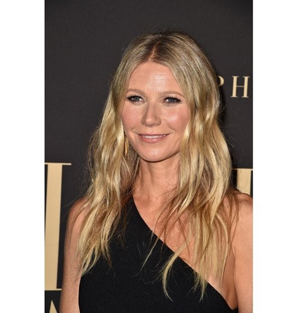 Gwyneth Paltrow | &#x3A0;&#x3BF;&#x3B6;&#x3AC;&#x3C1;&#x3B5;&#x3B9; topless &#x3C3;&#x3C4;&#x3BF; &#x3C0;&#x3BB;&#x3B5;&#x3C5;&#x3C1;&#x3CC; &#x3C4;&#x3BF;&#x3C5; &#x3C3;&#x3C5;&#x3B6;&#x3CD;&#x3B3;&#x3BF;&#x3C5; &#x3C4;&#x3B7;&#x3C2; &#x3BA;&#x3B1;&#x3B9; &#x3B1;&#x3C0;&#x3BF;&#x3BB;&#x3B1;&#x3BC;&#x3B2;&#x3AC;&#x3BD;&#x3B5;&#x3B9; &#x3C4;&#x3BF; &#x3BA;&#x3B1;&#x3BB;&#x3BF;&#x3BA;&#x3B1;&#x3AF;&#x3C1;&#x3B9;