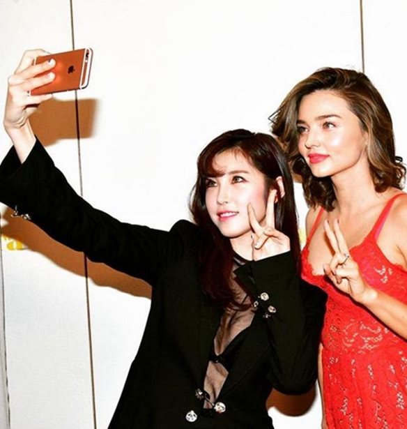 Miranda Kerr: &#x3A3;&#x3C4;&#x3BF; &#x3BA;&#x3CC;&#x3BA;&#x3BA;&#x3B9;&#x3BD;&#x3BF; &#x3C7;&#x3B1;&#x3BB;&#x3AF; &#x3BC;&#x3B5; &#x3C6;&#x3CC;&#x3C1;&#x3B5;&#x3BC;&#x3B1; H&amp;&#x39C;