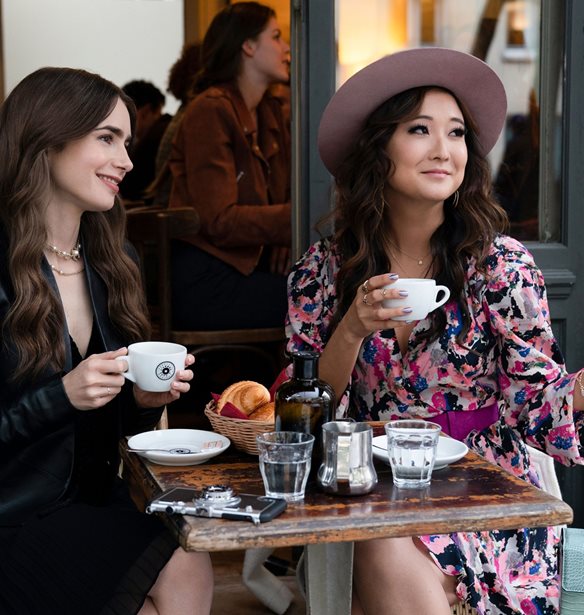 Lily Collins | &#x397; comfy and chic &#x3B5;&#x3C0;&#x3B9;&#x3BB;&#x3BF;&#x3B3;&#x3AE; &#x3C4;&#x3B7;&#x3C2; &#x3B3;&#x3B9;&#x3B1; &#x3C4;&#x3BF; reunion &#x3BC;&#x3B5; &#x3C4;&#x3B7;&#x3BD; &#x3C3;&#x3C5;&#x3BC;&#x3C0;&#x3C1;&#x3C9;&#x3C4;&#x3B1;&#x3B3;&#x3C9;&#x3BD;&#x3AF;&#x3C3;&#x3C4;&#x3C1;&#x3B9;&#x3AC; &#x3C4;&#x3B7;&#x3C2; &#x3B1;&#x3C0;&#x3CC; &#x3C4;&#x3BF; &quot;Emily in Paris&quot;