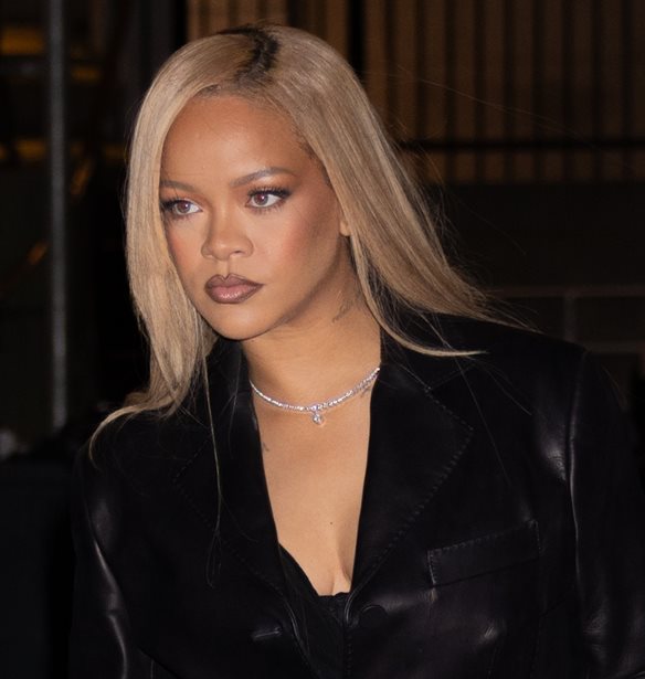 &#x397; Rihanna &#x3C5;&#x3C0;&#x3AD;&#x3C1;&#x3BB;&#x3B1;&#x3BC;&#x3C0;&#x3C1;&#x3B7; &#x3C3;&#x3C4;&#x3BF; &#x3BD;&#x3AD;&#x3BF; &#x3B2;&#x3AF;&#x3BD;&#x3C4;&#x3B5;&#x3BF; &#x3C4;&#x3BF;&#x3C5; J&#x27;Adore