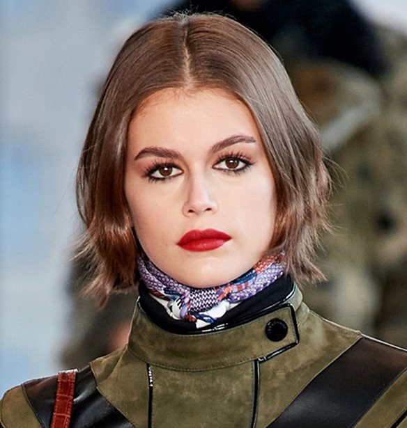 Kaia Gerber | &#x388;&#x3B2;&#x3B1;&#x3C8;&#x3B5; &#x3C4;&#x3B1; &#x3BC;&#x3B1;&#x3BB;&#x3BB;&#x3B9;&#x3AC; &#x3C4;&#x3B7;&#x3C2; &#x3BA;&#x3B1;&#x3B9; &#x3AD;&#x3B3;&#x3B9;&#x3BD;&#x3B5; &#x3C0;&#x3B9;&#x3BF; &#x3BE;&#x3B1;&#x3BD;&#x3B8;&#x3B9;&#x3AC; &#x3B1;&#x3C0;&#x3CC; &#x3C0;&#x3BF;&#x3C4;&#x3AD;