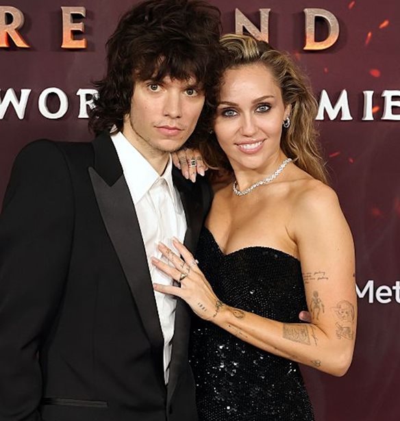 H Miley Cyrus &#x3B1;&#x3C1;&#x3C1;&#x3B1;&#x3B2;&#x3C9;&#x3BD;&#x3B9;&#x3AC;&#x3C3;&#x3C4;&#x3B7;&#x3BA;&#x3B5;! &#x3A4;&#x3BF; 14 &#x3BA;&#x3B1;&#x3C1;&#x3B1;&#x3C4;&#x3AF;&#x3C9;&#x3BD; &#x3BC;&#x3BF;&#x3BD;&#x3CC;&#x3C0;&#x3B5;&#x3C4;&#x3C1;&#x3BF; &#x3C0;&#x3BF;&#x3C5; &#x3C4;&#x3B7;&#x3C2; &#x3AD;&#x3B4;&#x3C9;&#x3C3;&#x3B5; &#x3BF; Maxx Morando