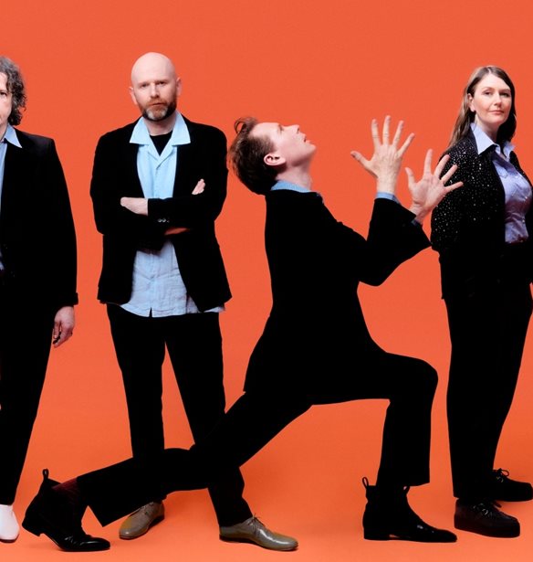 &#x39F;&#x3B9; Franz Ferdinand &#x3AD;&#x3C0;&#x3B1;&#x3B9;&#x3BE;&#x3B1;&#x3BD; &#x3BC;&#x3C0;&#x3BF;&#x3C5;&#x3B6;&#x3BF;&#x3CD;&#x3BA;&#x3B9; &#x3C3;&#x3C4;&#x3BF; Glastonbury