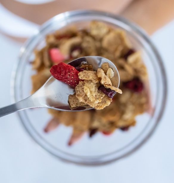 Ποια είναι η συνιστώμενη ημερήσια πρόσληψη σακχάρων και πόσα έχουν μερικά συνηθισμένα γεύματα;