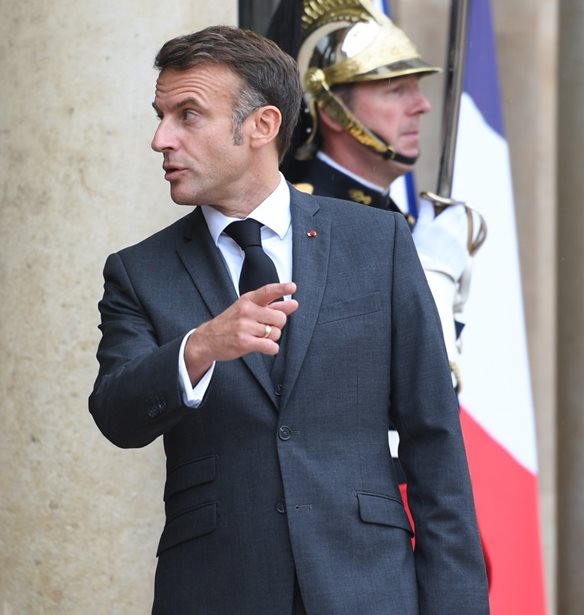 Emmanuel Macron | &#x398;&#x3B1; &#x3B1;&#x3B3;&#x3C9;&#x3BD;&#x3B9;&#x3C3;&#x3C4;&#x3B5;&#x3AF; &#x3C3;&#x3BA;&#x3BB;&#x3B7;&#x3C1;&#x3AC; &#x3B3;&#x3B9;&#x3B1; &#x3BD;&#x3B1; &#x3BC;&#x3B5;&#x3AF;&#x3BD;&#x3B5;&#x3B9; &#x3C4;&#x3BF; Emily in Paris &#x3C3;&#x3C4;&#x3BF; &#x3A0;&#x3B1;&#x3C1;&#x3AF;&#x3C3;&#x3B9;