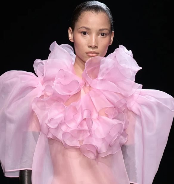 La Club Couture | &#x397; &#x3BD;&#x3AD;&#x3B1; &#x3C3;&#x3C5;&#x3BB;&#x3BB;&#x3BF;&#x3B3;&#x3AE; Valentino &#x3B5;&#x3AF;&#x3BD;&#x3B1;&#x3B9; &#x3AD;&#x3BD;&#x3B1; &#x3BA;&#x3AC;&#x3BB;&#x3B5;&#x3C3;&#x3BC;&#x3B1; &#x3C3;&#x3C4;&#x3B7;&#x3BD; &#x3B5;&#x3BB;&#x3B5;&#x3C5;&#x3B8;&#x3B5;&#x3C1;&#x3AF;&#x3B1; &#x3C4;&#x3B7;&#x3C2; &#x3AD;&#x3BA;&#x3C6;&#x3C1;&#x3B1;&#x3C3;&#x3B7;&#x3C2;