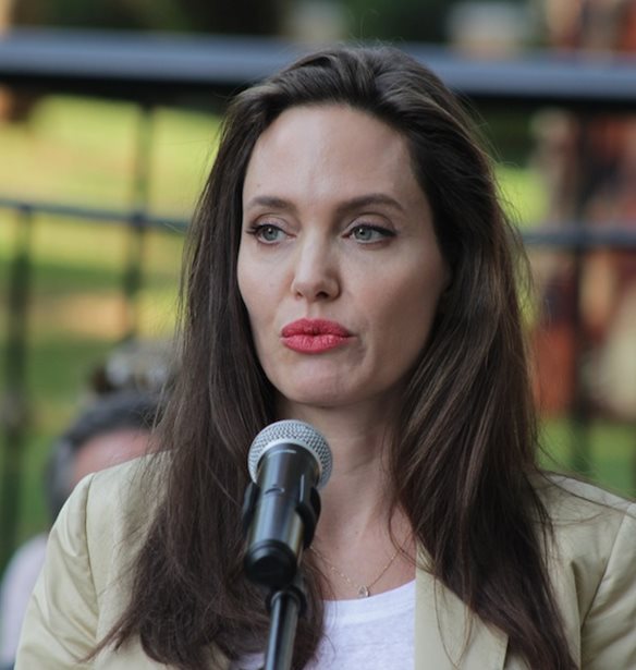 Vanity Fair: &quot;&#x395;&#x3BA;&#x3B8;&#x3AD;&#x3C4;&#x3B5;&#x3B9;&quot; &#x3C4;&#x3B7;&#x3BD; Angelina Jolie &#x3BC;&#x3B5; &#x3B7;&#x3C7;&#x3BF;&#x3B3;&#x3C1;&#x3B1;&#x3C6;&#x3B7;&#x3BC;&#x3AD;&#x3BD;&#x3B1; &#x3B1;&#x3C0;&#x3BF;&#x3C3;&#x3C0;&#x3AC;&#x3C3;&#x3BC;&#x3B1;&#x3C4;&#x3B1; &#x3C4;&#x3B7;&#x3C2; &#x3C3;&#x3C5;&#x3BD;&#x3AD;&#x3BD;&#x3C4;&#x3B5;&#x3C5;&#x3BE;&#x3B7; &#x3C4;&#x3B7;&#x3C2;